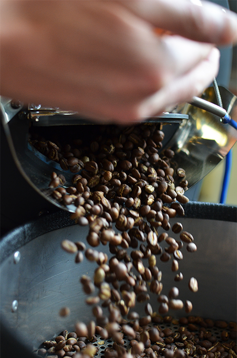 自然茶寮 廻_それぞれのコーヒー豆に適した焙煎と抽出